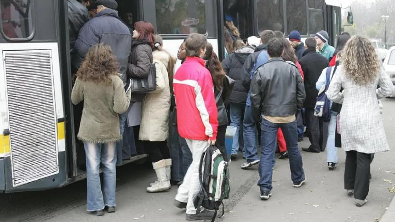 Bancul zilei | O tipă în fustă strâmtă și scurtă vrea să urce în autobuz