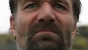 VIDEO Zici ca n-are sange in el! Uite-l aici pe omul "termostat" cum face o baie intr-o apa aproape inghetata!