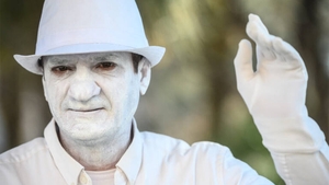 Cătălin Lefter era angajat al unei bănci din Huși, dar s-a mutat în Spania, unde "lucrează" ca statuie vie în Valencia. Ce spune despre banii pe care îi câștigă din noul "job"