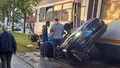 Accident cumplit în București! Șoferul a murit după ce mașina i-a fost distrusă de un tramvai. Vatmanul ar fi consumat substanţe psihoactive