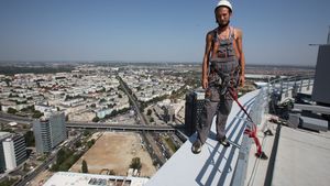 Interviu la peste 130 de metri inaltime! Alpinistul asta spala geamuri la etajul 34 dar spune ca “taximetria este periculoasa!”
