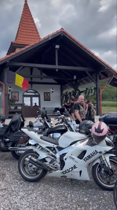Imaginile durerii de la înmormântarea soților motocicliști din Oradea, Edi și Adina. Ce se întâmplă cu fiul lor de 5 ani