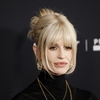 Kelly Osbourne dezvăluie de ce a început să poarte peruci după moartea tatălui său. „Nu știam că arătam așa, îmi puteai vedea fiecare os”