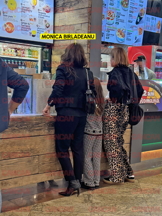 Vedeta s-a oprit la food court pentru a mânca