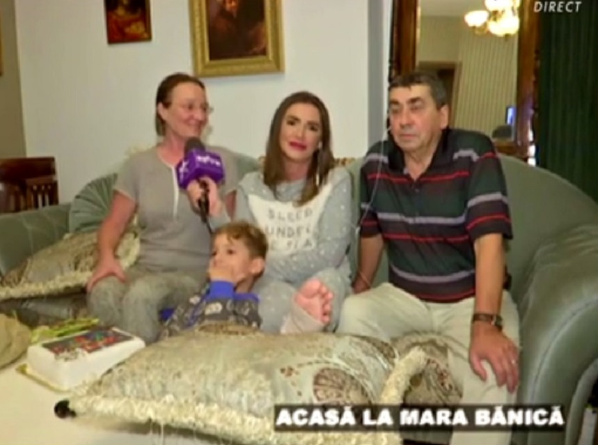Mara Bănică, alături de părinţii ei. Sursa foto: Antena Stars