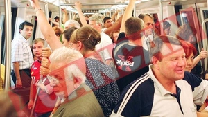 Peste 150 de persoane au ramas blocate o ora intr-un tunel de metrou
