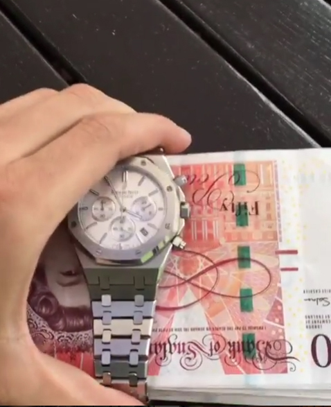 Cristian asortează un Audemars Piguet cu o cărămidă de lire sterline