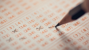 O femeie care a câștigat peste 30 de milioane de euro la loto a fost găsită moartă în casă. Donase aproape jumătate din bani cauzelor caritabile