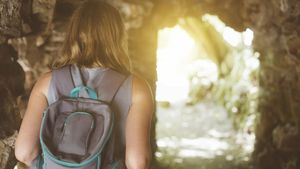 Femeia care și-a crescut fiicele într-o peșteră a fost reținută de poliție. Cum a reușit să le țină în viață, într-o pădure plină cu lighioane