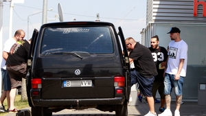 ”Băieţii răi” de la BUG Mafia au viaţă grea prin turnee. Durii s-au înghesuit ca sardelele într-o dubiţă!