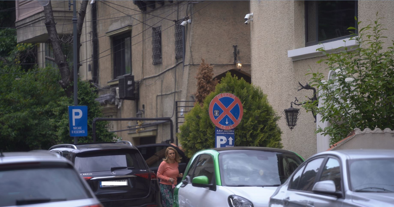 Andreea Esca nu pare tocmai mulțumită după croaziera cu soțul. Au petrecut ca în rai, dar paradisul de acasă pare să aibă probleme! (Foto: CANCAN.RO)