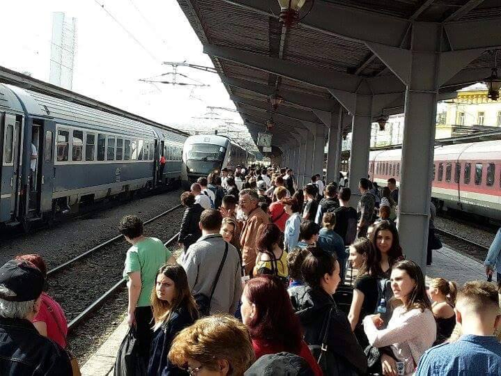 Nu mai sunt locuri în trenuri nici măcar în picioare, pentru cei care vor să plece în minivacanța de 1 mai FOTO: hotnews.ro