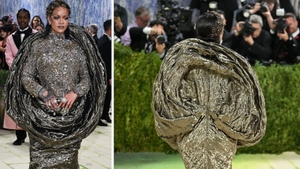 Ce reprezintă ținuta bizară purtată de Rihanna la Met Gala 2026. Cine a creat rochia cu 115.000 de mărgele din cristal