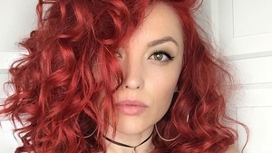 ELENA GHEORGHE s-a apucat să îşi machieze bunica de 83 de ani. Ce a ieşit este cu adevărat deosebit 