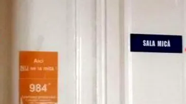Ironie! Pe usile primariei condusa de Sorin Apostu scrie: Aici nu se ia mita!