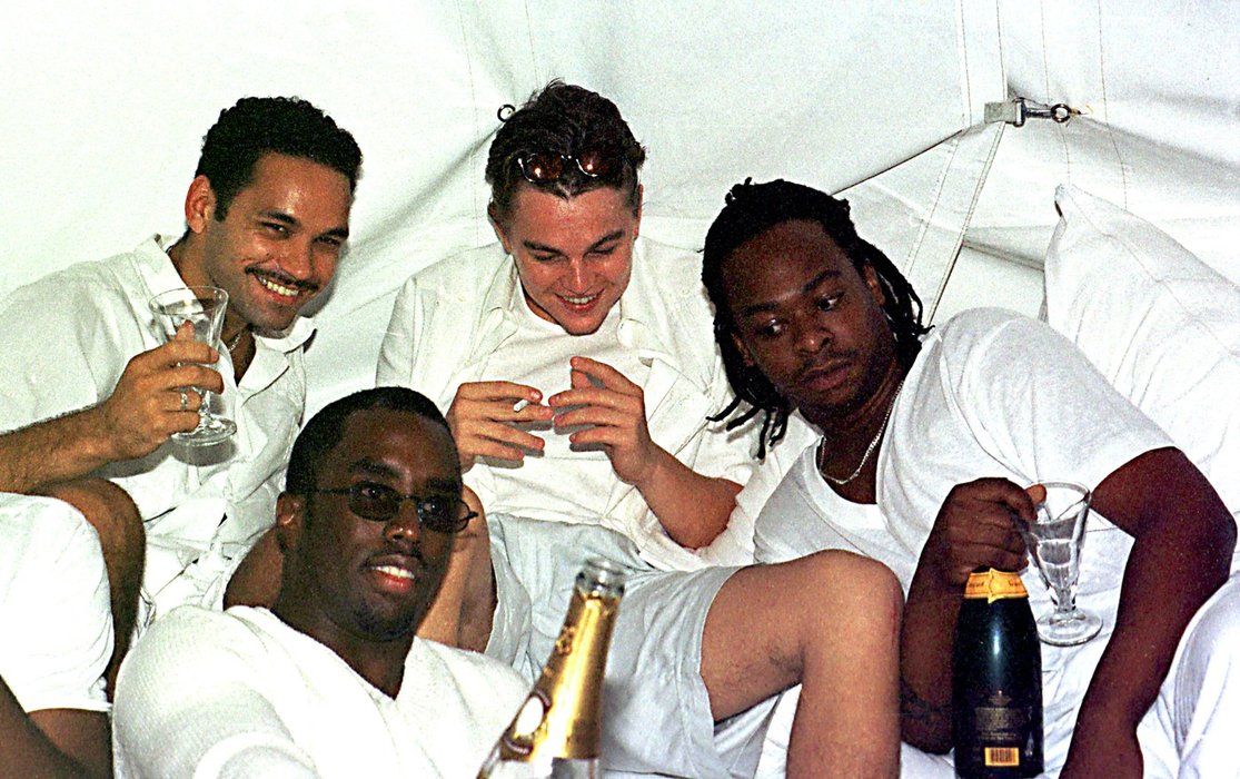 Sean ''Puffy'' P. Diddy Combs și Leonardo DiCaprio la petrecerea de ziua muncii a lui Combs la casa sa din East Hampton. 7 septembrie 1998, East Hampton, New York, SUA. Foto: Profimedia