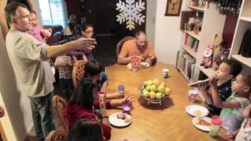 Doi homosexuali sunt parinti model! Au adoptat 12 copii