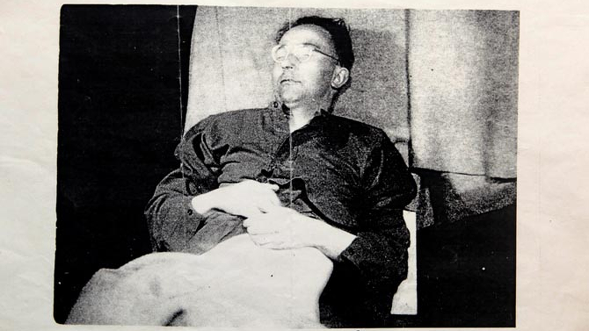 Cadavrul lui Himmler, la cateva secunde dupa ce s-a sinucis