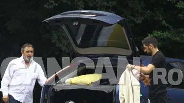 Asta înseamnă să fii ”Regele muzicii de petrecere”! Şi-a angajat om care să-i ţină sacoul când se îmbracă!