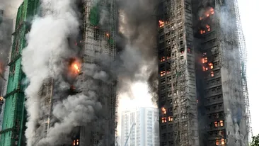 Bilanțul victimelor incendiului devastator din Hong Kong: 44 de morți, sute de oameni încă de negăsit