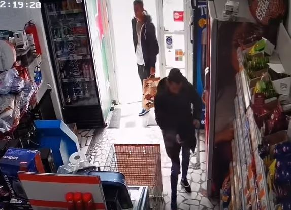 FOTO. Cei mai proști hoți sunt din Iași. Cum au jefuit doi tineri un supermarket din oraș, în plină criză COVID-19