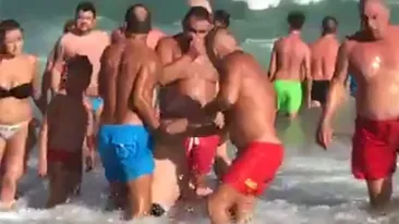 Un politician a fost la un pas să se înece la Eforie Nord. A fost scos din mare în stare de şoc, de patru...