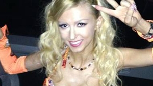 Andreea Balan si-a innebunit fanii cu acest decolteu! Sanii vedetei mai aveau putin si "evadau" din sutien