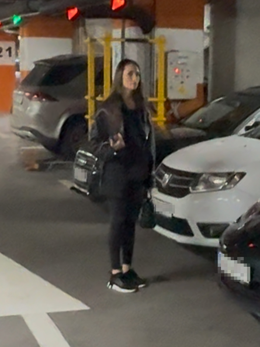 El a scos Porsche-ul, în timp ce ea a așteptat cuminte să poată urca pe locul din dreapta