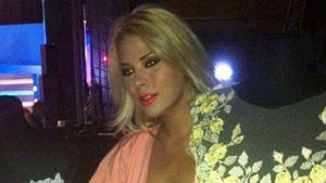 Cantareata Roxana Nemes, non-stop fara sutien! Artistei nu-i pasa ca i se vad nurii prin haine