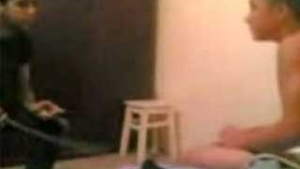 VIDEO TERIFIANT Ameninta cu sabia un copil sa-si dea jos chilotii ca sa-l taie!