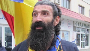 Momente cumplite pentru stegarul din Piata Universitatii! Cezar Avramuta, dus la Spitalul de Psihiatrie!