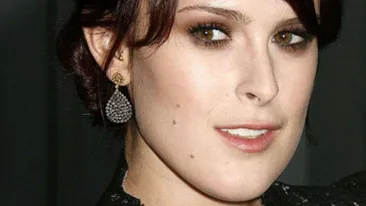 Moment PENIBIL pe covorul rosu! Ce vedeta a ramas cu lenjeria intima la vedere in vazul tuturor! S-a vazut tot