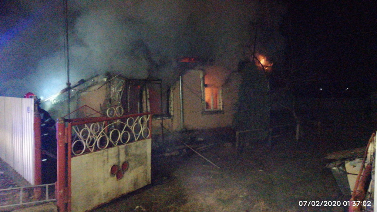 Incendiu violent la o casă din Vrancea. Un bărbat a suferit arsuri grave
