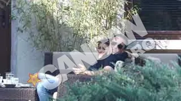 VIDEO Scandalul declansat de fosta sotie a antrenorului Stelei nu le-a stricat buna dispozitie! Ana Maria Prodan si Reghe s-au sorbit din priviri la terasa! Ea l-a mangaiat dragastoasa, el i-a zambit tandru!