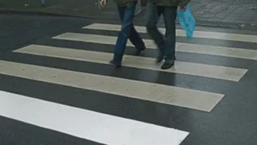 O tanara de 17 ani este in stare grava dupa ce a fost lovita de o masina pe o trecere de pietoni in Vaslui!