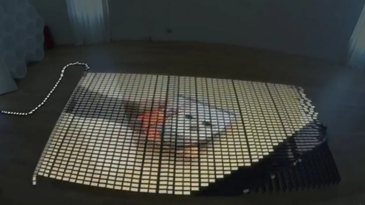 Unii strang bani luni de zile sa isi ia unul. Ei au facut un domino cu 10.000 de iPhone-uri. I-a costat 10 milioane de dolari