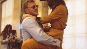 Femeia cu cei mai frumoşi sâni naturali din lume s-a căsătorit! Imagini senzationale din culisele nuntii lui Emily Ratajkowski