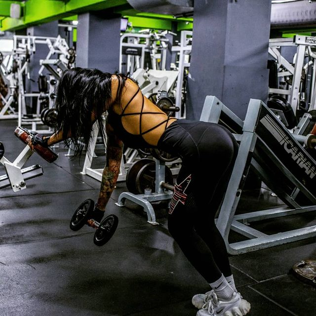 Leena lucrează intens în sala de fitness/ Sursă foto: Instagram.com
