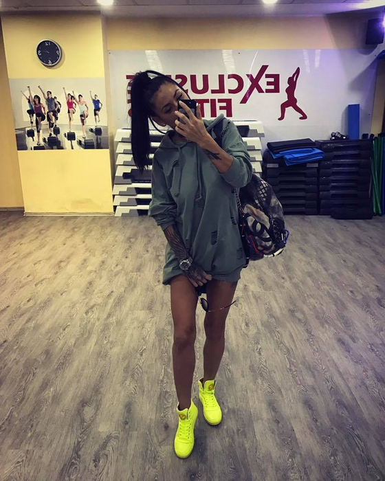 Şoferii au recunoscut-o după tatuajul din zona intimă! Roxana Vancea s-a urcat mai mult dezbrăcată pe motor