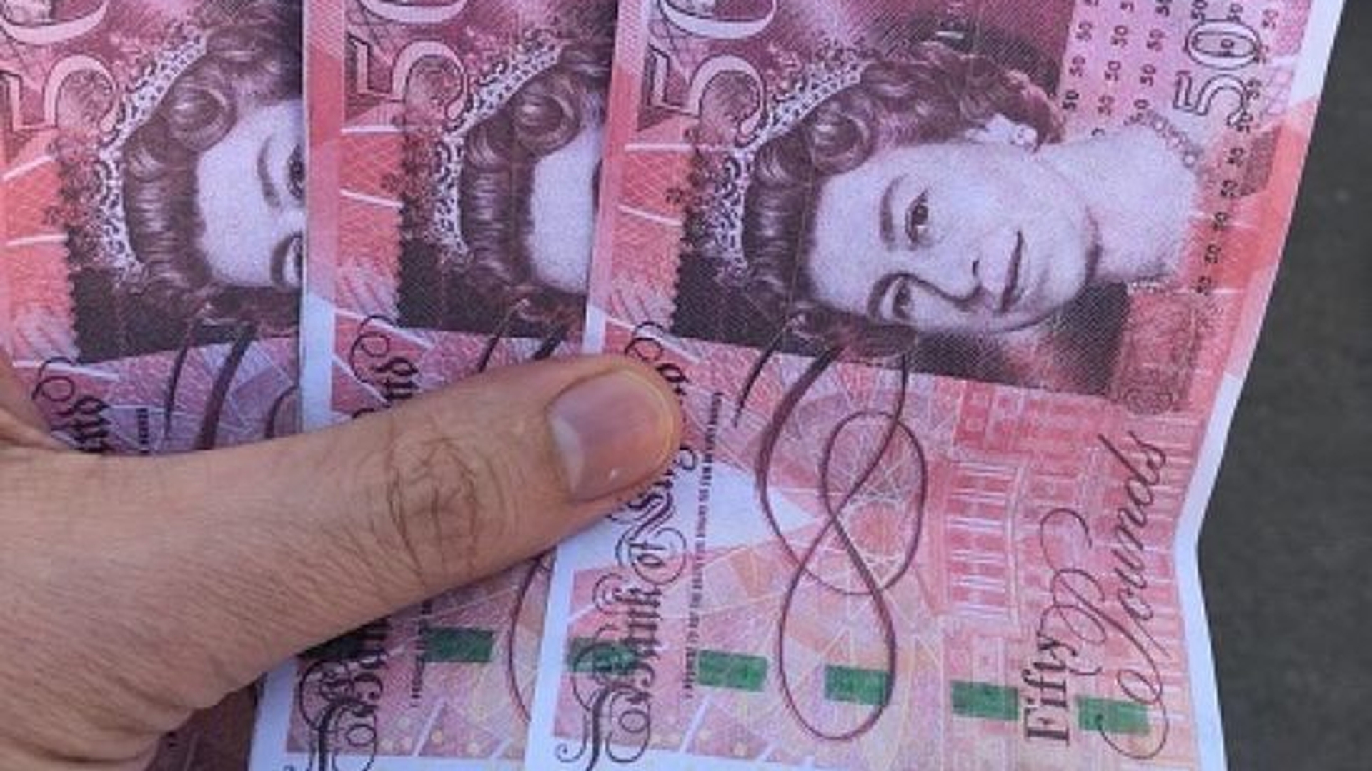 Culmea amorului pe bani! Un tânăr din Dâmboviţa a plătit prostituatele cu lire false!