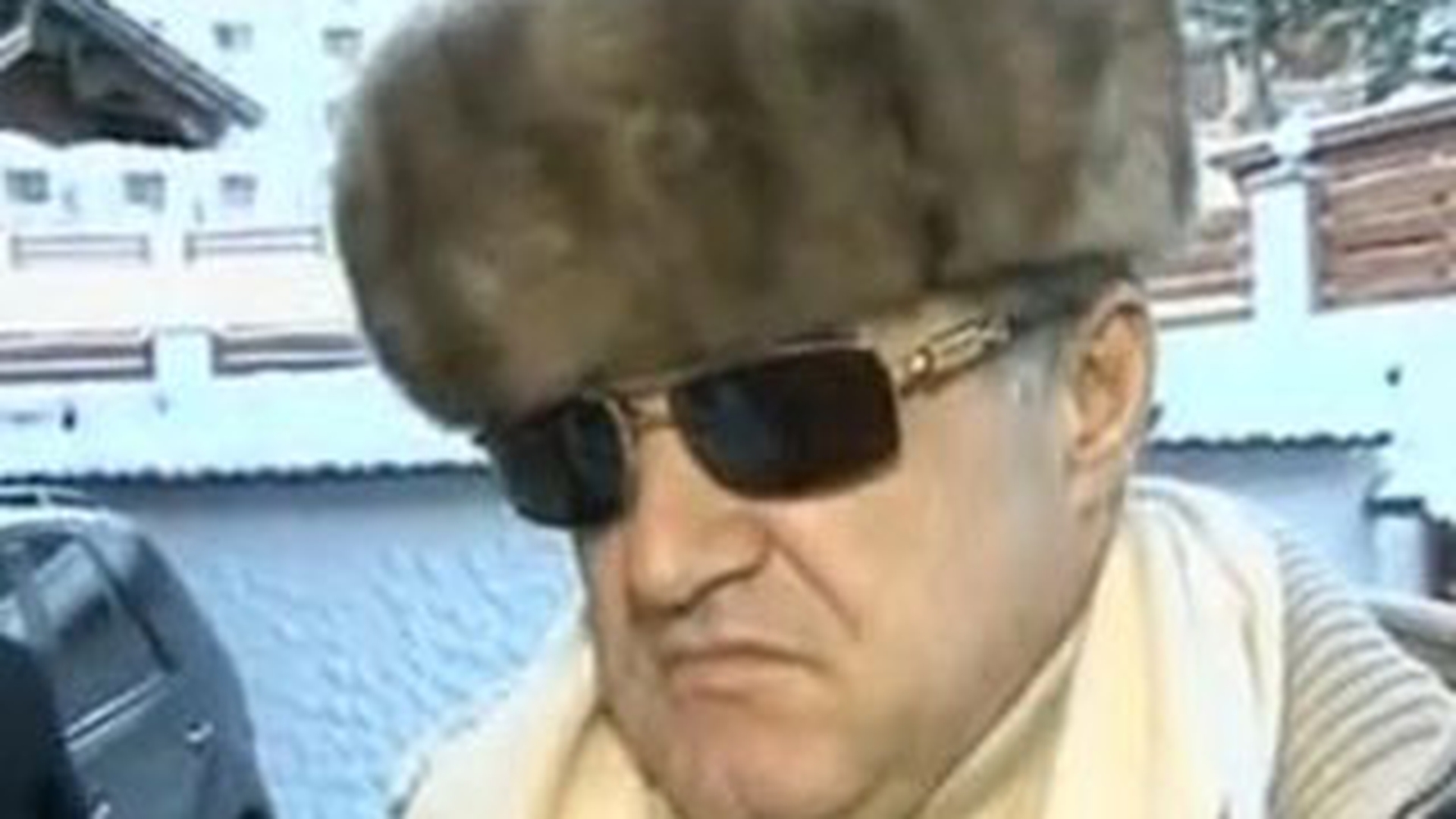 Gigi Becali lanseaza moda "cu caciula de astrahan si ochelari de soare"! Uite-l cat de tare poate sa arate