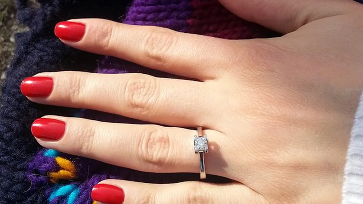 Cel mai frumos CADOU de CRACIUN! O cantareata celebra din Romania a fost ceruta in CASATORIE!