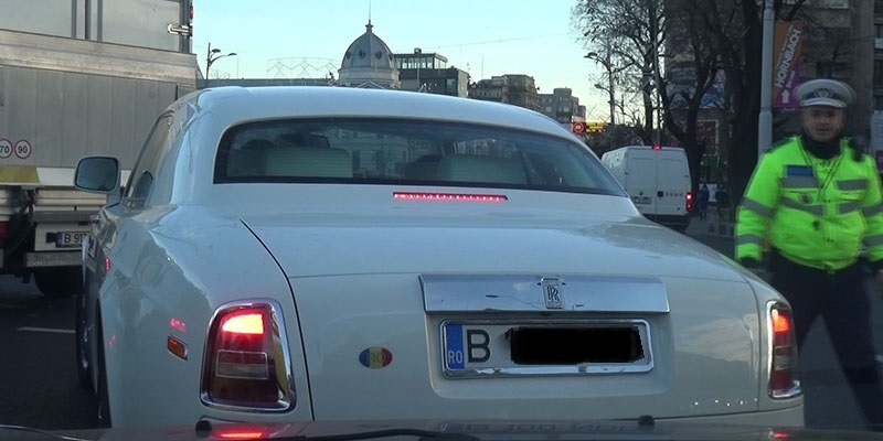 Agentul se îndepărtează de lângă Rolls-ul de 500.000 de euro al lui Dan Nicorescu