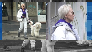 "Regina Purcari", fentoasă prin cartierul bogaților! La plimbare cu pudelul prin Dorobanți