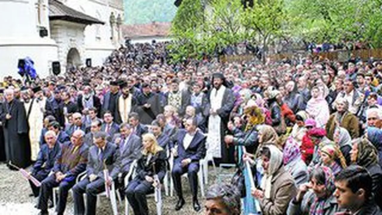 Tratament preferential pentru politicieni, la Manastirea Lainici! Au avut rezervare la slujba