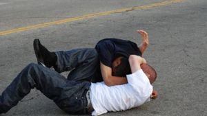 Un bărbat a fost bătut cu sălbăticie după ce i-a reproșat unui șofer că îi arată semne obscene soției sale în trafic. Cum a fost pedepsit agresorul de magistrați