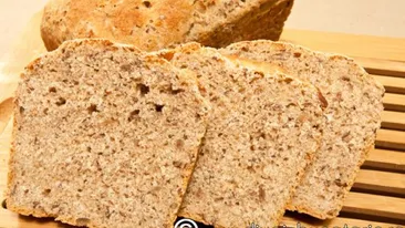 Mic dejun de groază! Vezi ce a găsit o femeie într-o pâine, în timp ce pregătea masa de dimineaţă