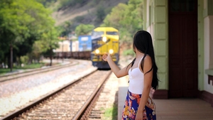 Minora care este hărțuită de fiecare dată de același controlor din tren, pe ruta București-Brașov: ”Ai prieten? Ești singurică? Te plimbi?”