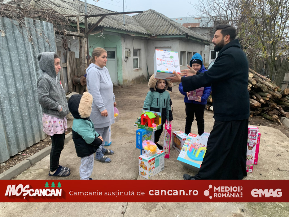 MOȘ CANCAN DĂRUIEȘTE, copiii din familiile nevoiașe din Săbăreni au parte de multe zâmbete și cadouri de sărbători