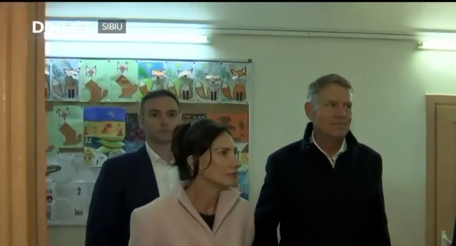 Fostul președinte și soția sa au votat în Sibiu. (captură video)